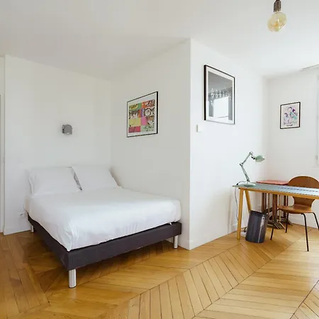 Veeve - Mid-century View Apartment Paris